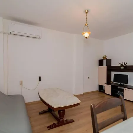 2 Bedroom Near The Opera דירה וארנה